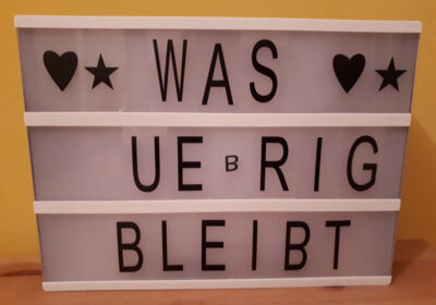 Eine Leuchtafel, auf der steht "Was übrig bleibt."