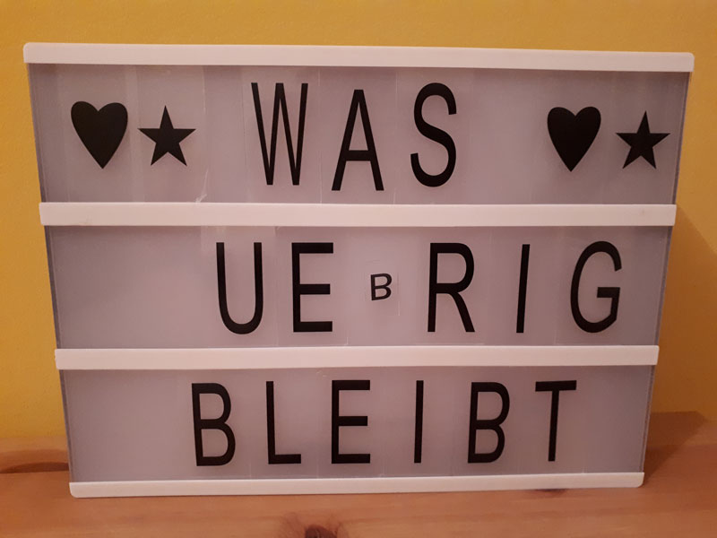 Eine Leuchtafel, auf der steht "Was übrig bleibt."