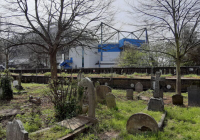 Friedhof im Hintergrund das Stadion von Chelsea, London.
