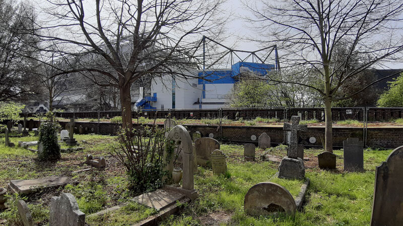 Friedhof im Hintergrund das Stadion von Chelsea, London.