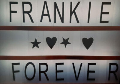 Leuchttafel, auf der steht "Frankie Forever".