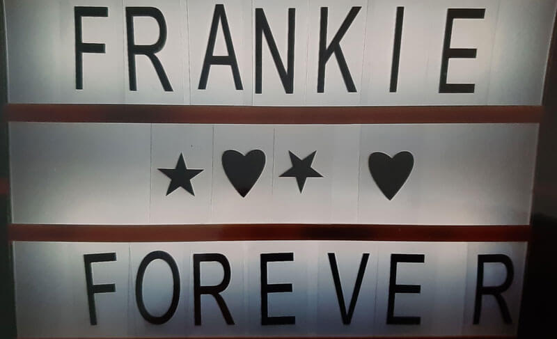 Leuchttafel, auf der steht "Frankie Forever".
