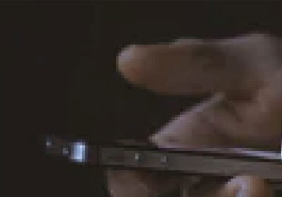 Eine Hand, die auf dem Handy tippt.