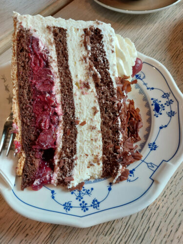 Ein Stück Schwarzwälderkirschtorte auf einem Teller. 