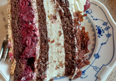 Ein Stück Schwarzwälderkirschtorte auf einem Teller.